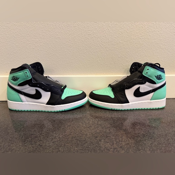 Air Jordan 1 Retro High OG 'Green Glow' - Picture 10 of 16